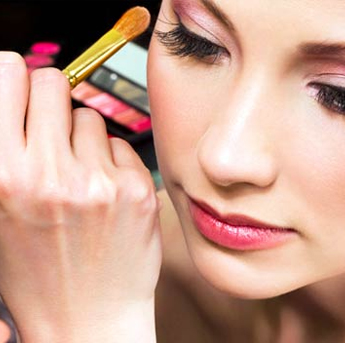 Maquilladora aplicando labial