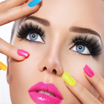 Mirada con pestañas y cejas maquilladas